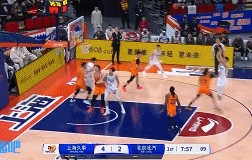 DB官网在线登录入口太强硬！周琦脑后摘瓜抢下前场篮板 起飞力压李添荣双手暴力补扣