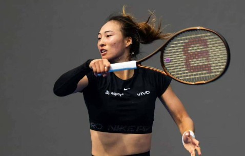 首战爆冷，郑钦文出局原因找到，并非伤病，中东球迷举动太过分