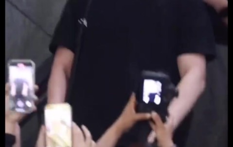 DB视讯官方登录入口太疯狂🤯王楚钦孙颖莎抵达成都机场，被代拍者疯狂围堵怼脸拍照