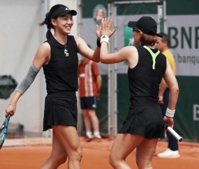 组图：王欣瑜/郑赛赛晋级法网女双第二轮