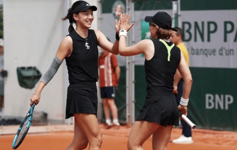 组图：王欣瑜/郑赛赛晋级法网女双第二轮