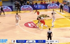DB电子官网刘铮光速抢断快攻反篮上丢 洛夫顿篮下拉杆也没中&裁判吹罚犯规