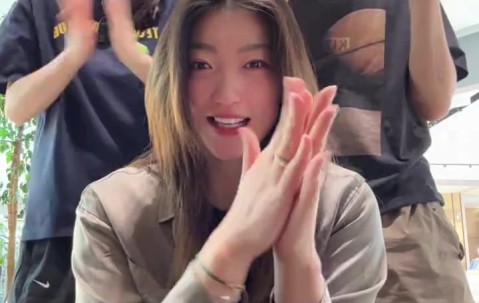 DB电子官网真开心！李梦晒日常随笔：Shut 生活中所有的不快乐dowN！