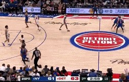 DB官网在线登录入口布伦森被施罗德倒地抢断压到腿部 返回更衣室处理后重返赛场！