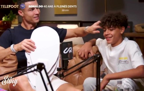 DG视讯官网平台C罗&迷你罗父子同台‼️40岁C罗：我很想和我14岁的儿子一起踢球