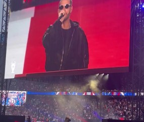 DB视讯官网巴黎回主场庆祝夺冠，🎥全场球迷高唱：登贝莱，金球奖！