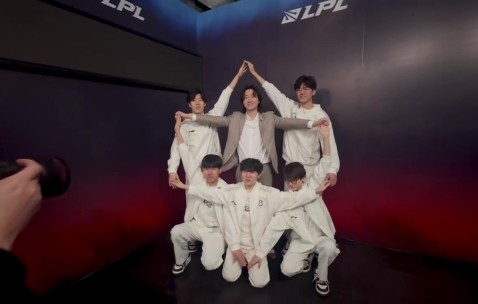 DB视讯官网抽象造型再现江湖！iG应援分享庆祝胜利现场视频：来点会动的合照