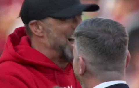 DB真人旗舰投桃报李！克洛普退休前带头唱斯洛特之歌，今天斯洛特唱渣叔之歌