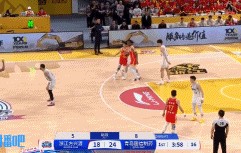 DB电子官网帮倒忙呢？小巴里-布朗两罚不中后 对王睿泽三分犯规送三罚...