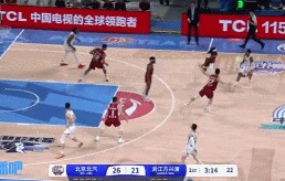 DB视讯百家乐冲击力十足！小巴里-布朗直杀篮下 对抗防守左手高抛打成2+1