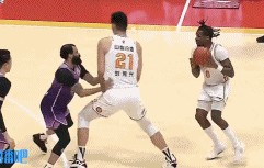 DB电子官网霸王举鼎！古德温上篮不中 迪亚洛抢到前场板原地暴起双手暴扣！