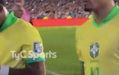 DB视讯百家乐遭阿根廷双杀！赛后拉菲尼亚一言不发离开球场🙁