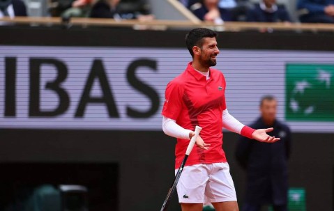 德约首秀以新面貌开启25冠冲冠之旅，梅总决胜盘遭逆转不敌大男仆