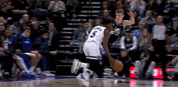 DG视讯官网平台狼王出击！爱德华兹第三节独得16分4助 三节打完砍27分6板10助3帽