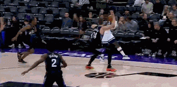 DG视讯官网平台狼王出击！爱德华兹第三节独得16分4助 三节打完砍27分6板10助3帽