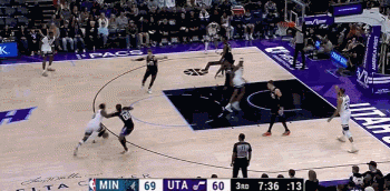 DG视讯官网平台狼王出击！爱德华兹第三节独得16分4助 三节打完砍27分6板10助3帽