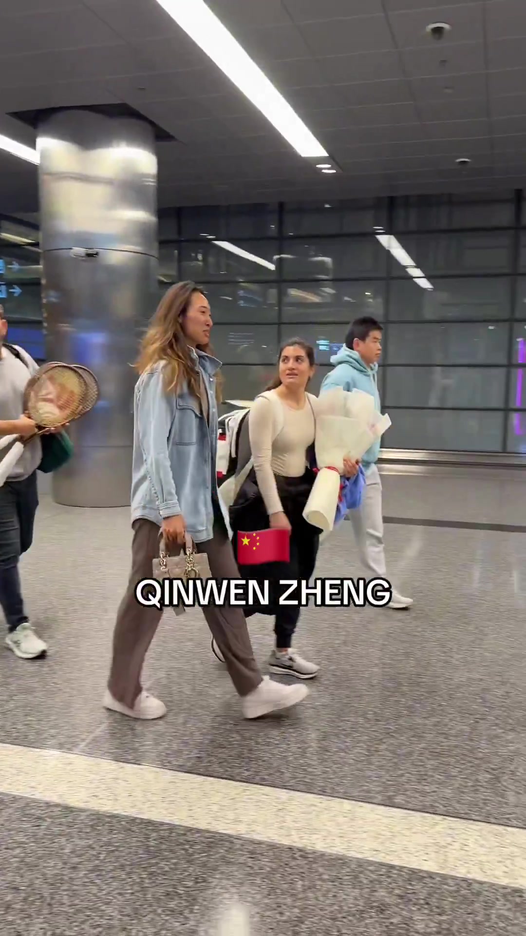 DG视讯官网平台中东赛季加油！郑钦文抵达多哈，备战WTA1000卡塔尔多哈公开赛