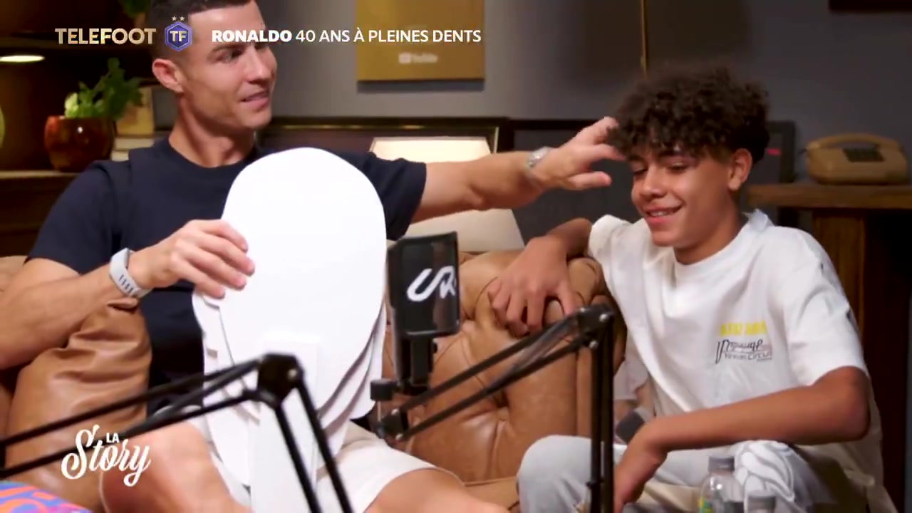 DG视讯官网平台C罗&迷你罗父子同台‼️40岁C罗：我很想和我14岁的儿子一起踢球