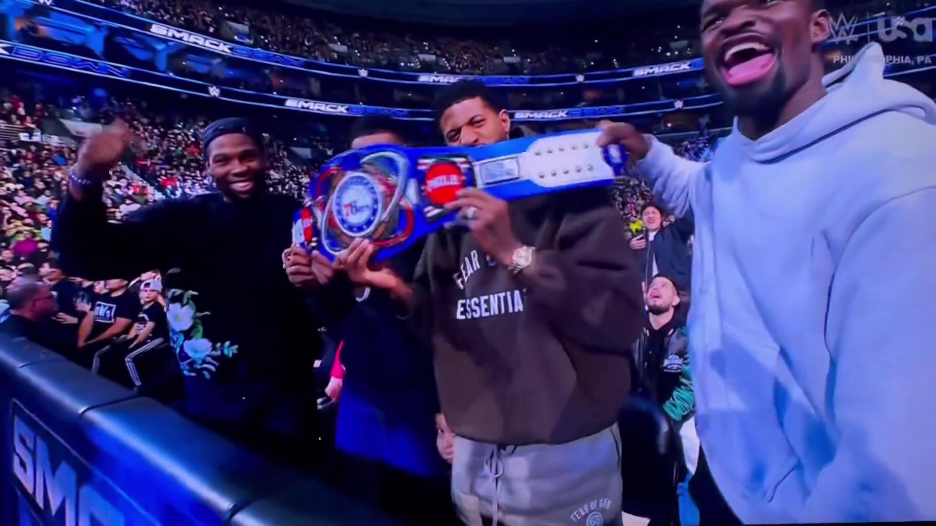 DB视讯官网正事儿不干😂！乔治在费城现场看WWE 结果“收获”全场的嘘声！