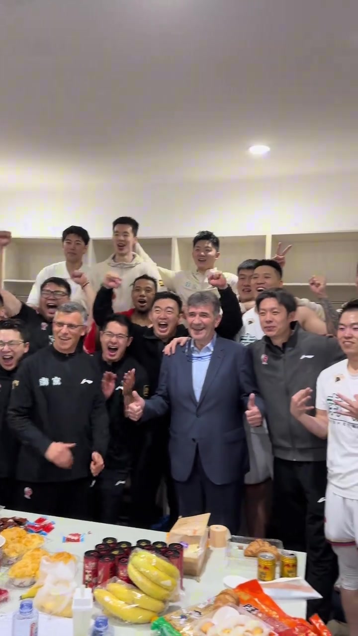 DB真人旗舰11个赛季首次打进季后赛！同曦晒更衣室大合照：这一刻等了太久