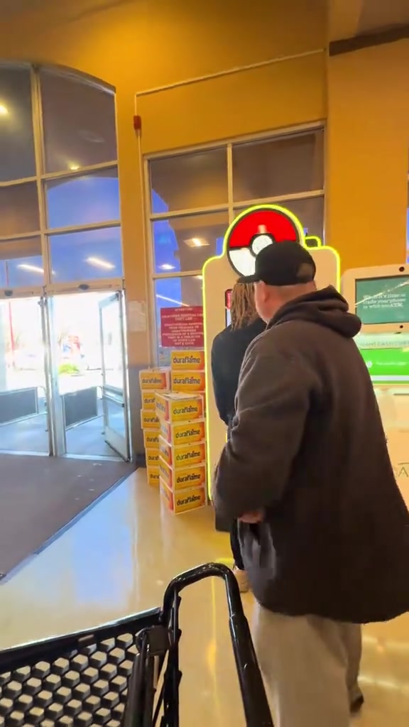 DB官网在线登录入口训练家真人PK：两男子在宝可梦卡片售后机前大打出手