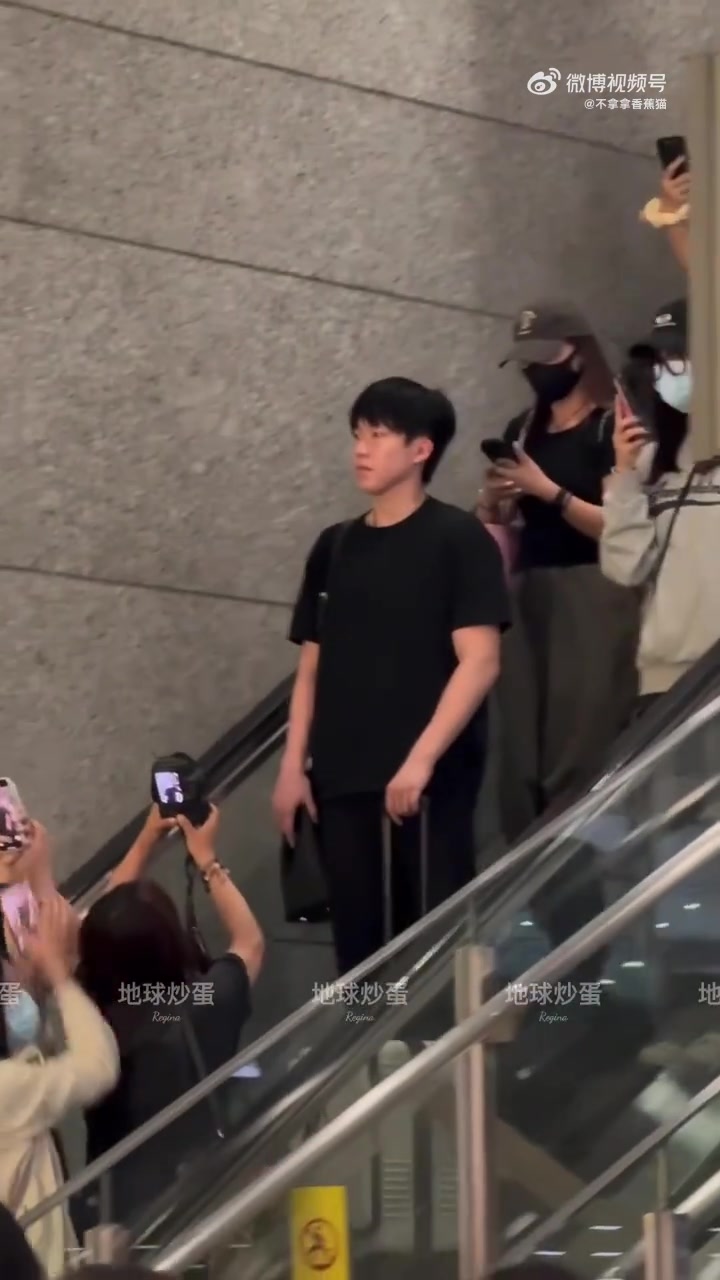 DB视讯官方登录入口太疯狂🤯王楚钦孙颖莎抵达成都机场，被代拍者疯狂围堵怼脸拍照