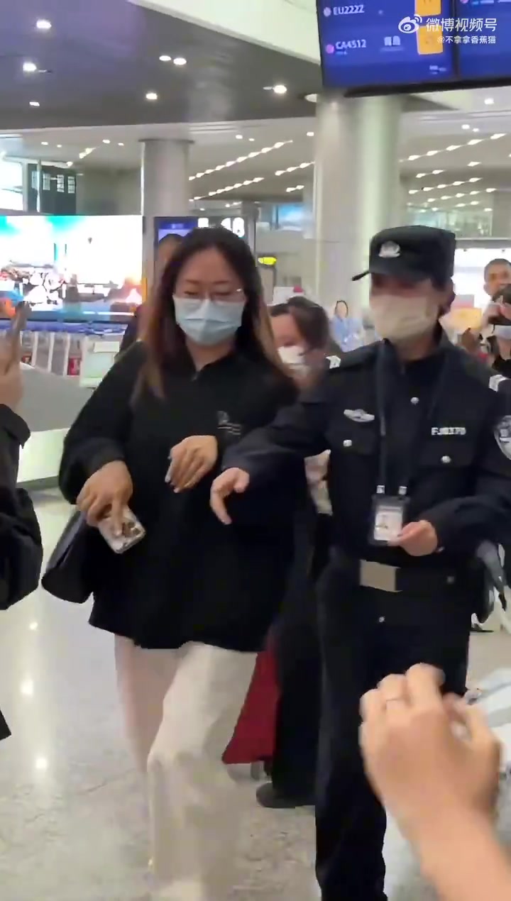 DB视讯官方登录入口太疯狂🤯王楚钦孙颖莎抵达成都机场，被代拍者疯狂围堵怼脸拍照