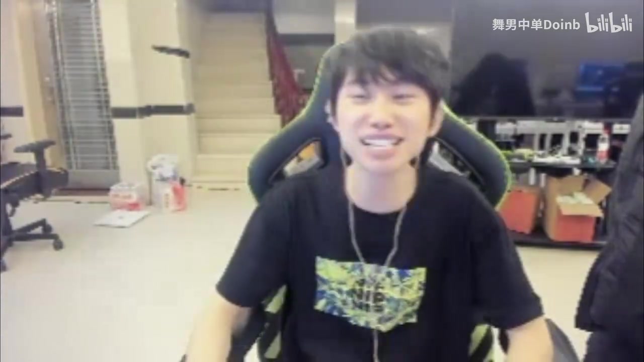 DB真人旗舰Doinb韩服撞车Lwx：住手吧B神 翔翔要红了