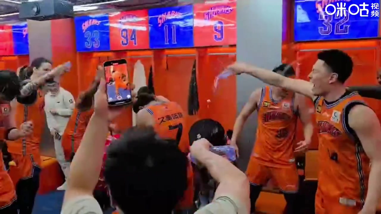 DB官网在线登录入口比夺冠还开心🥳上海全队在更衣室激情庆祝！往哈维头上疯狂浇水