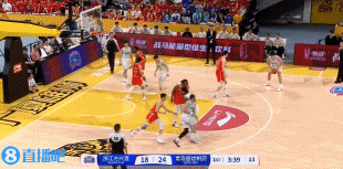 DB电子官网帮倒忙呢？小巴里-布朗两罚不中后 对王睿泽三分犯规送三罚...