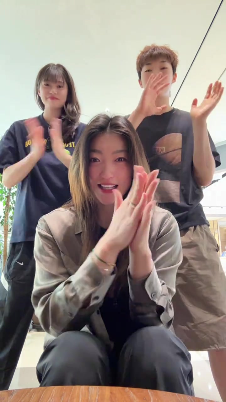 DB电子官网真开心！李梦晒日常随笔：Shut 生活中所有的不快乐dowN！