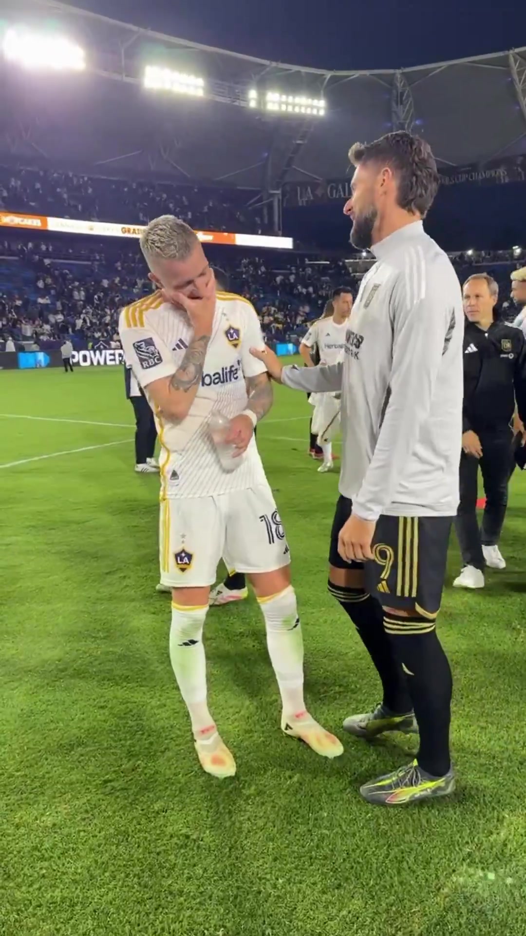 DB视讯百家乐聊啥呢？罗伊斯、吉鲁洛杉矶德比赛后热聊，前者梅开二度