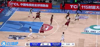 DB视讯百家乐冲击力十足！小巴里-布朗直杀篮下 对抗防守左手高抛打成2+1