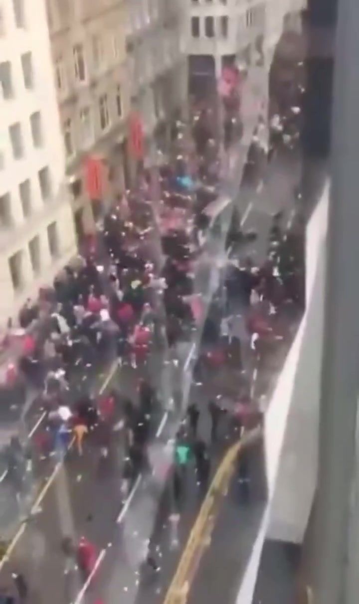 DB视讯官网一汽车冲入庆祝的利物浦球迷人群造成多人受伤，司机已被拘留