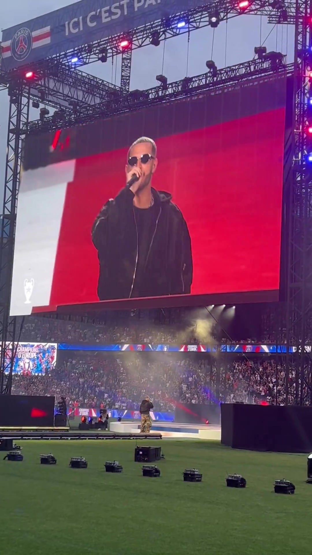 DB视讯官网巴黎回主场庆祝夺冠，🎥全场球迷高唱：登贝莱，金球奖！